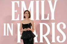 Lily Collins, odtwórczyni tytułowej roli ”Emily w Paryżu” podczas premiery czwartego sezonu serialu Netfliksa (fot. Shutterstock)