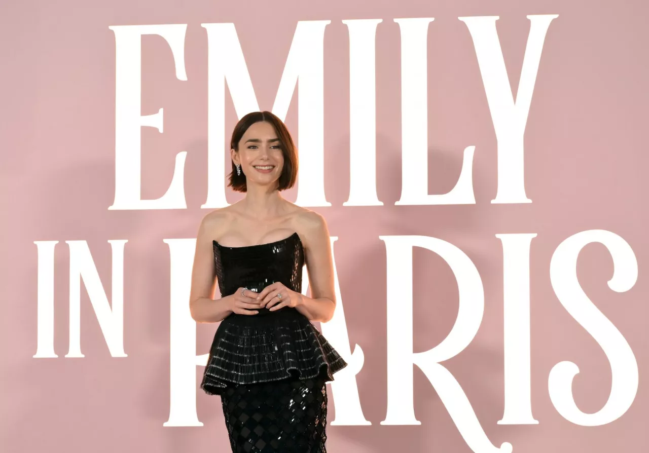 Lily Collins, odtwórczyni tytułowej roli ”Emily w Paryżu” podczas premiery czwartego sezonu serialu Netfliksa (fot. Shutterstock)