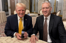 Donald Trump ze spersonalizowaną butelką dietetycznej Coca-Coli, którą wręczył mu James Quincey, prezes i dyrektor generalny koncernu Coca-Cola (fot. za X/@margomartin)