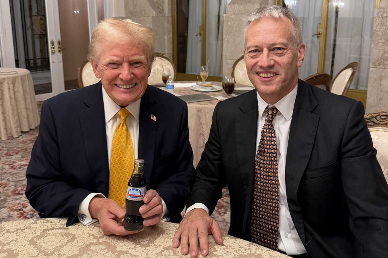 Donald Trump ze spersonalizowaną butelką dietetycznej Coca-Coli, którą wręczył mu James Quincey, prezes i dyrektor generalny koncernu Coca-Cola (fot. za X/@margomartin)