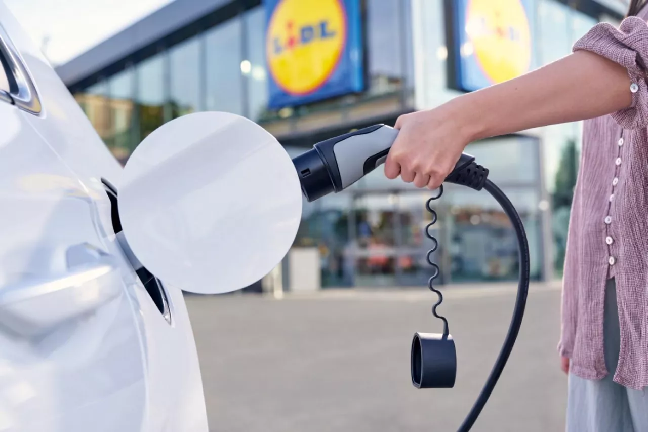 Ładowarka samochodów elektrycznych przy sklepie Lidl (mat. prasowe)