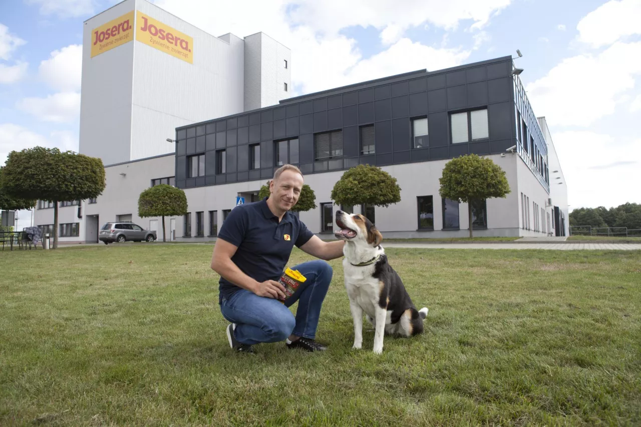 Josera rozszerza obecność, pojawiając się w formacie drogeryjnym. Firma wprowadza marki Green Petfood i Josi do sieci Rossmann [WYWIAD]