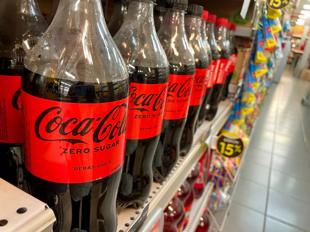 Niebezpieczna substancja stwierdzona w napojach koncernu Coca-Cola stała się powodem ich wycofania z obrotu na sześciu rynkach (fot. Shutterstock) 