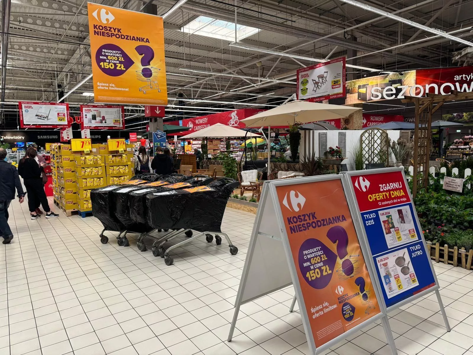 Klienci sklepów Carrefour znowu mogą zaryzykować i kupić koszyki niespodzianki. Kiedy hit sprzedażowy trafi do sklepów?