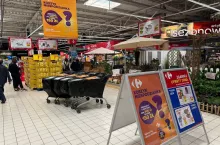 Blisko 1400 koszyków niespodzianek trafi 31 stycznia br. do sklepów Carrefour (fot. Carrefour Polska)