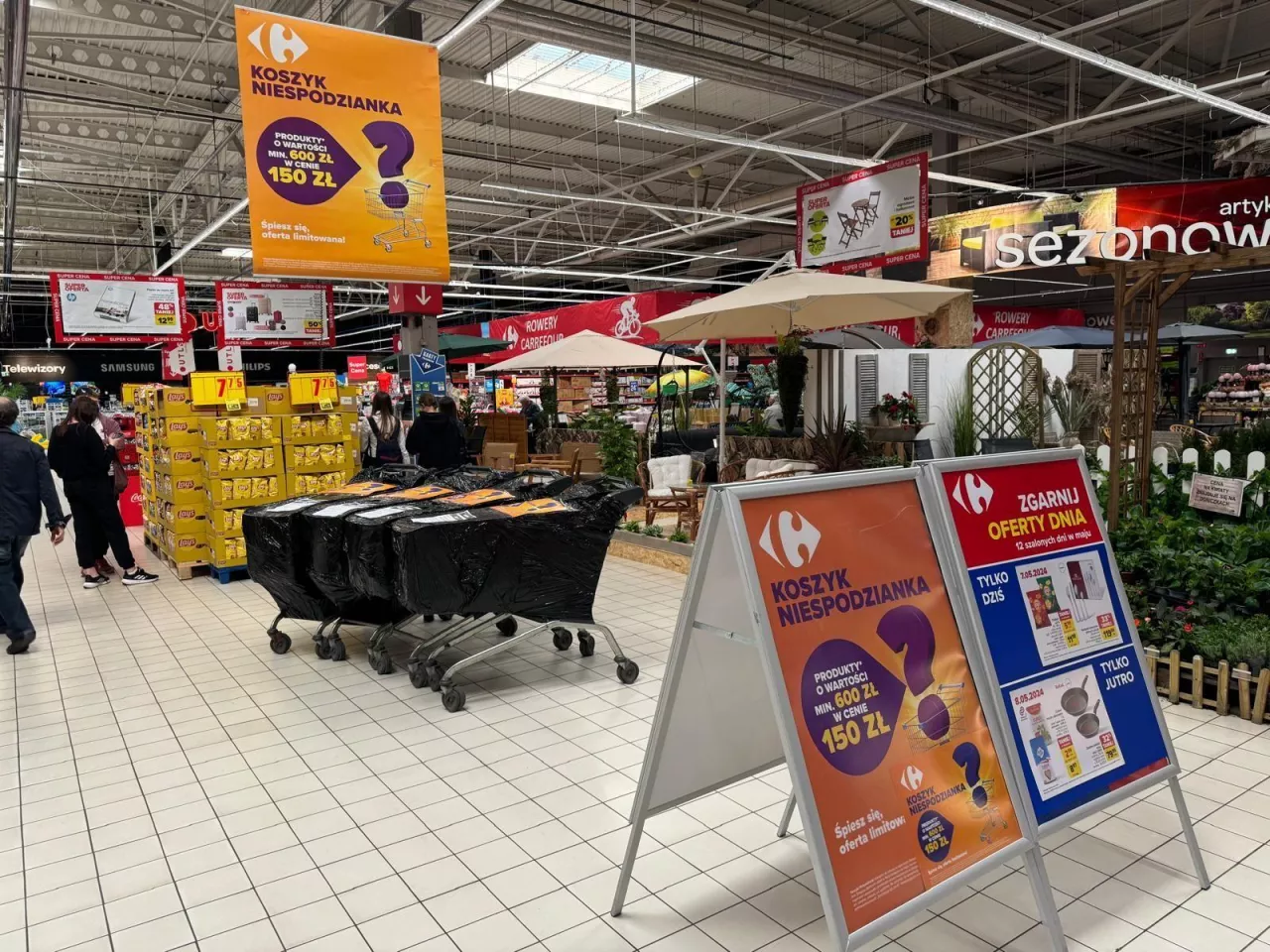 Blisko 1400 koszyków niespodzianek trafi 31 stycznia br. do sklepów Carrefour (fot. Carrefour Polska)