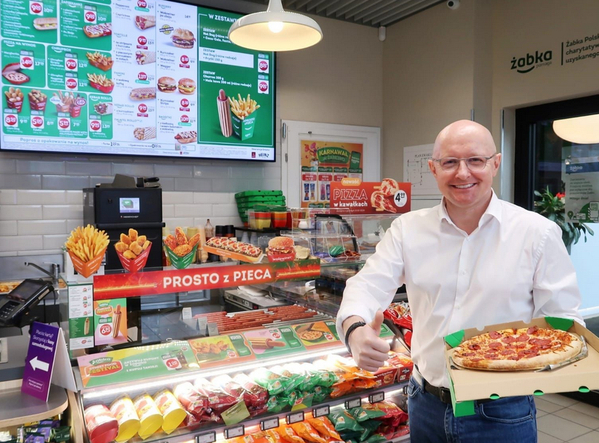 Żabka łapie gastrofazę i robi rewolucję w handlu! Detalista jest już największą siecią pizzerii w Europie, a przy okazji wysyła hot doga w kosmos! Co jeszcze sprzedaje się w Żabce?