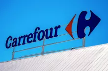 Carrefour mocno odchudza biznes w Polsce: będą zwolnienia grupowe i zmniejszenie powierzchni sklepów (fot. Veja/Shutterstock)