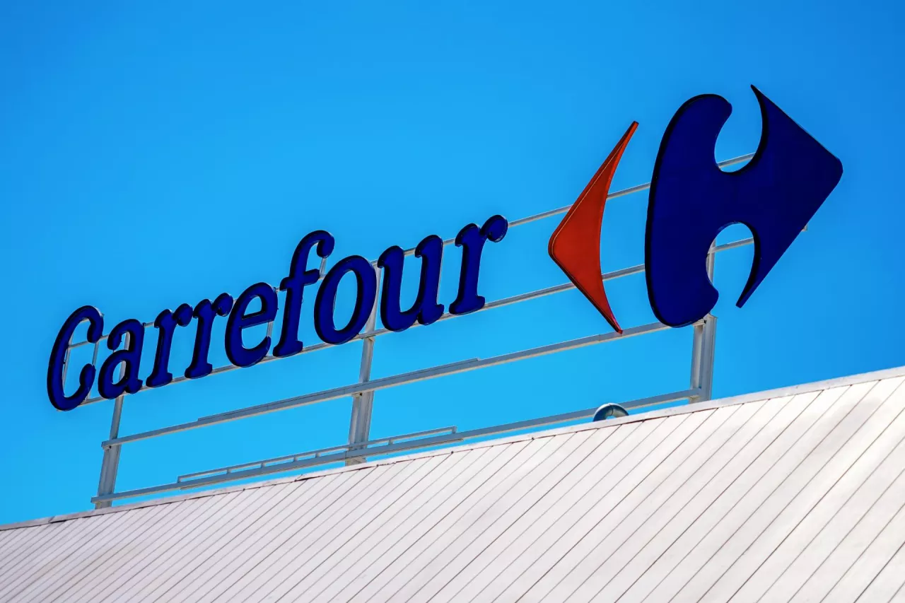 Carrefour mocno odchudza biznes w Polsce: będą zwolnienia grupowe i zmniejszenie powierzchni sklepów (fot. Veja/Shutterstock)