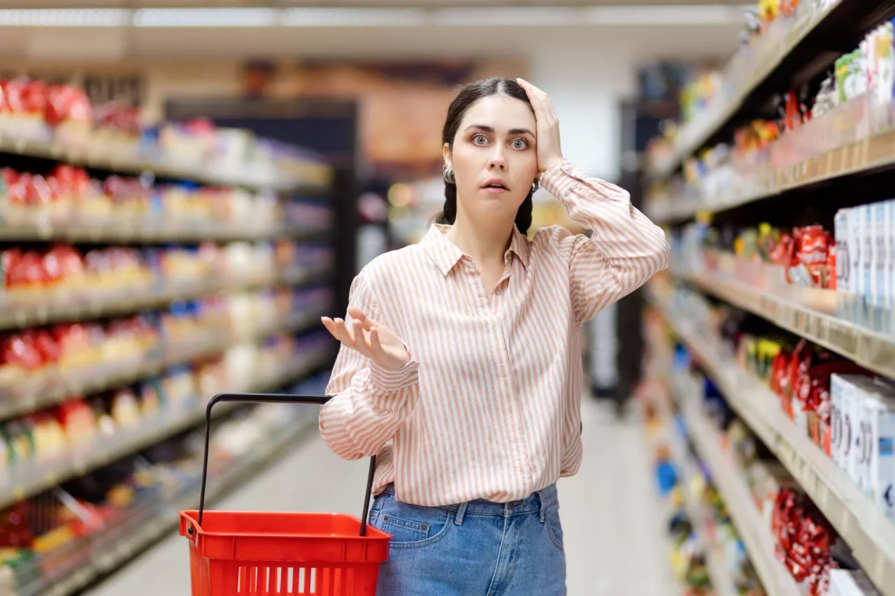 Inflacja znów przyprawia klientów o ból głowy (fot. Shutterstock)