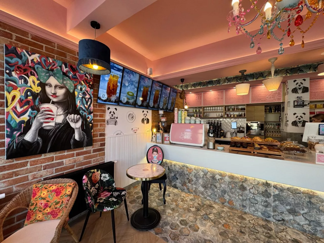 <p>Kawiarnia sieci White Bear Coffee</p>