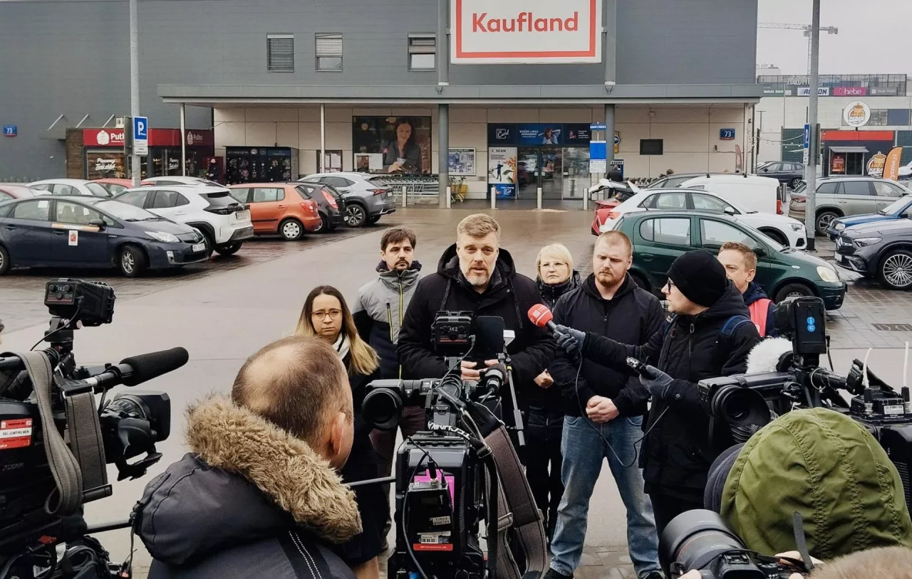 Adrian Zandberg pod sklepem Kaufland (fot. Adrian Zandberg/x)