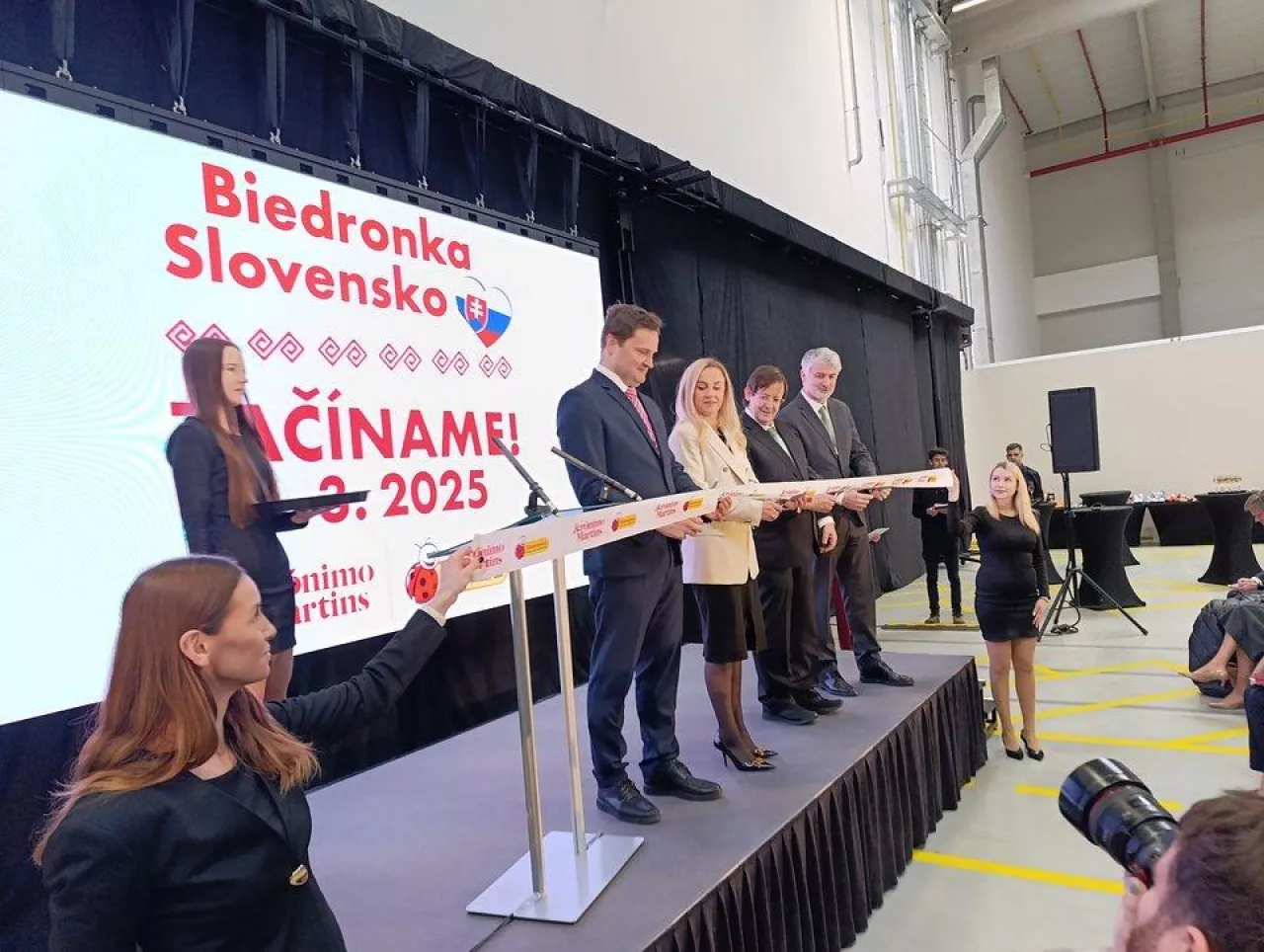 Na klientów odwiedzających pierwszy sklep sieci Biedronka na Słowacji w dniu jego otwarcia czekają liczne atrakcje &lt;strong&gt;(&lt;/strong&gt;fot. materiały prasowe)