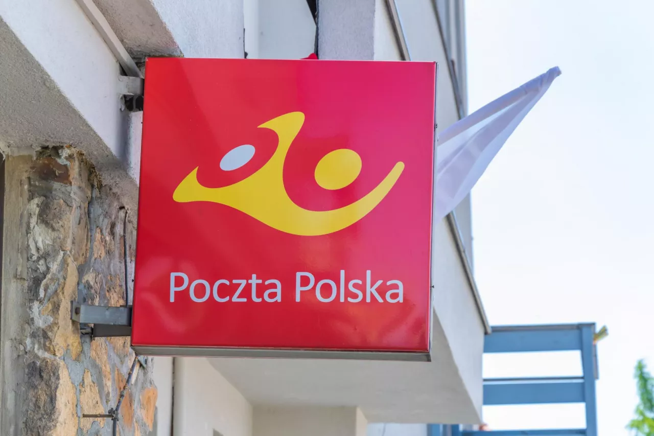 Poczta Polska ogranicza skalę zwolnień i wprowadza nowe zasady dotyczące wynagrodzeń (fot. Shutterstock)