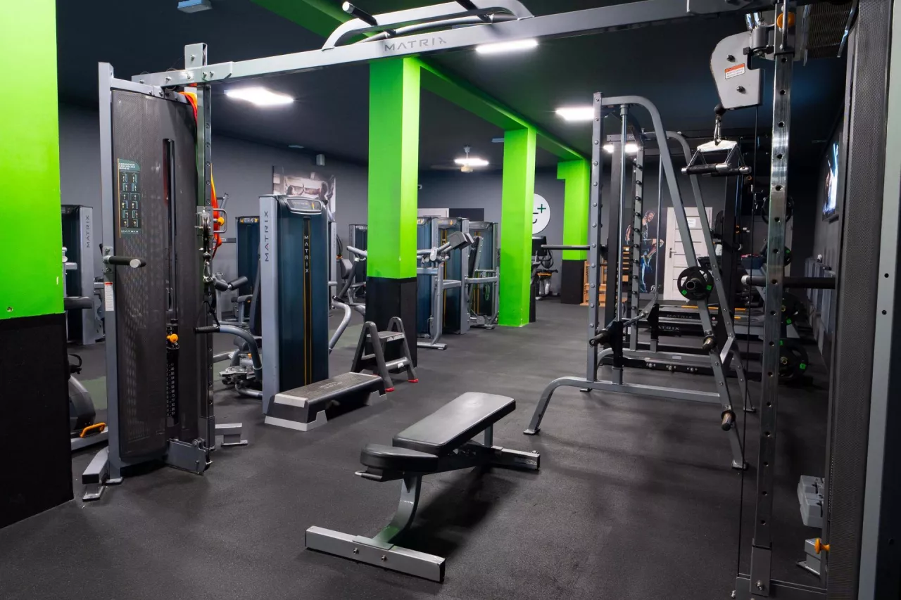 <p>Wnętrza siłowni Fit+</p>