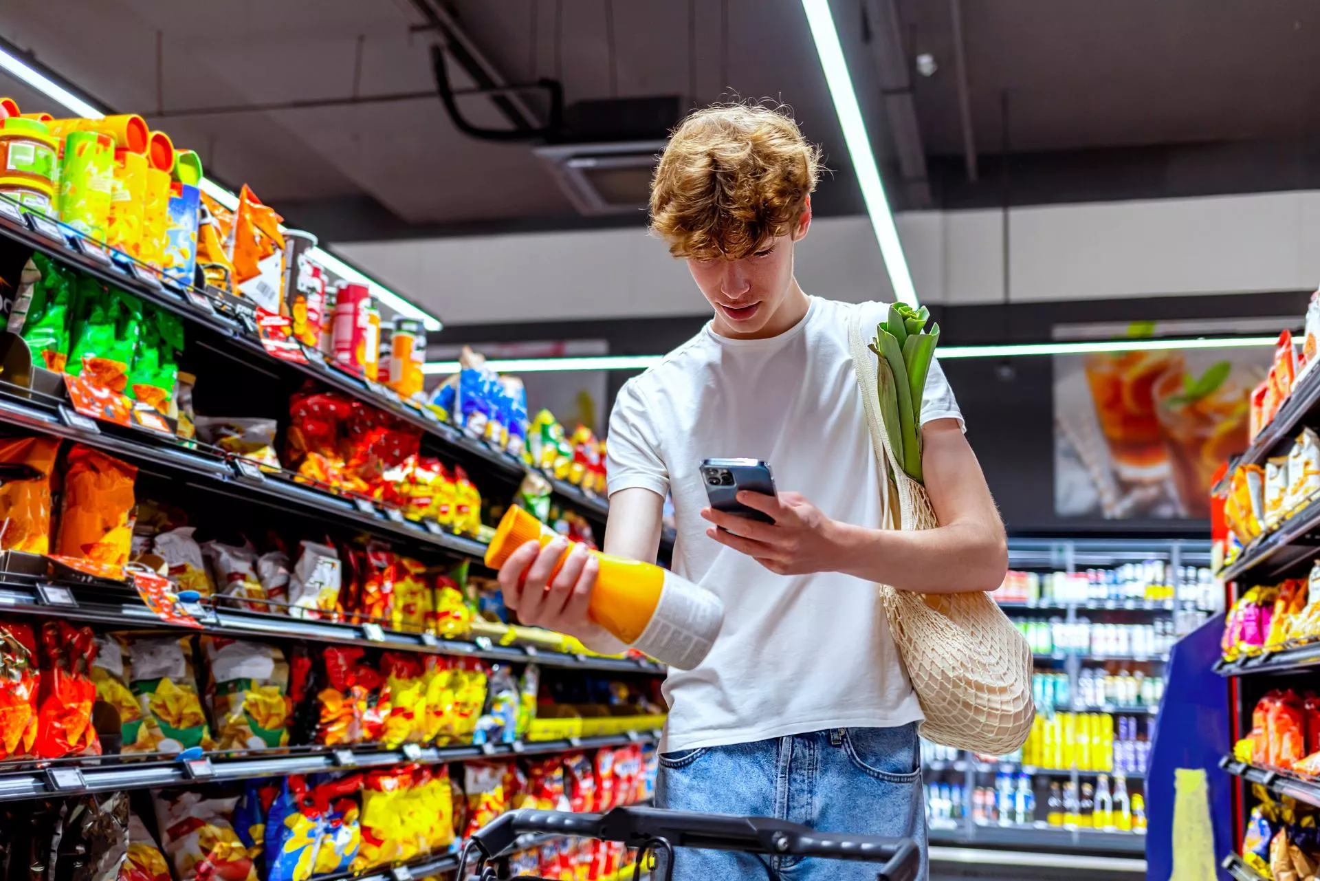 Rosną wydatki Polaków na produkty FMCG. Pieniądze zostawiamy głównie w dyskontach, które przejęły już ponad dwie piąte rynku [RAPORT YouGov]