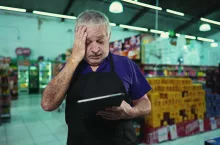 <p>Zmartwiony właściciel sklepu</p>