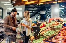 Młodsi konsumenci nie chcą gromadzić dóbr materialnych, co uderza w sektor handlowy (Shutterstock)