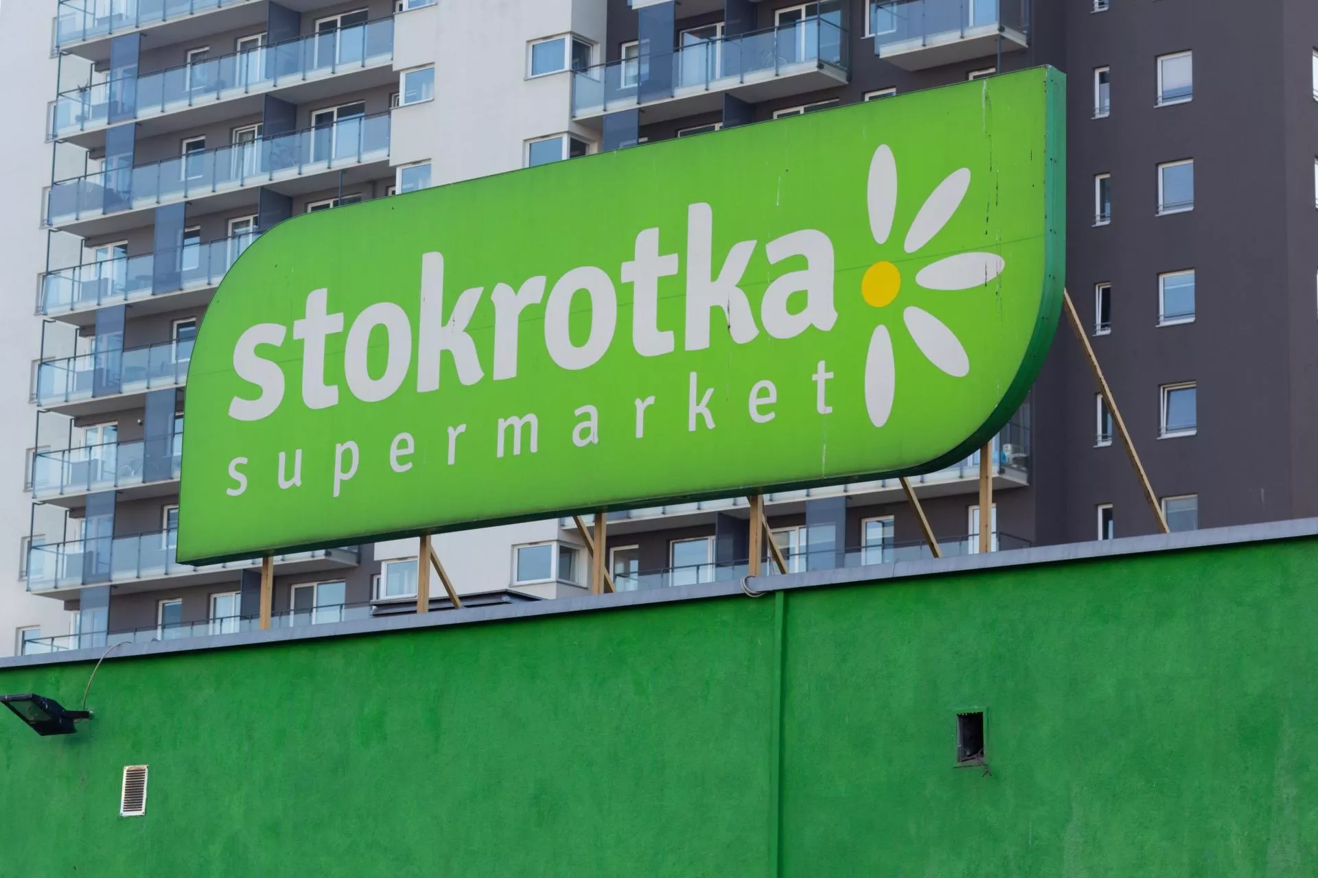 Stokrotka pomiędzy Lidlem a Biedronką. Czego supermarkety nauczyły się od dyskontów? Jak wyglądają wyzwania dla formatu na 2025 r.? [WYWIAD]