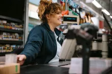 <p>Sprzedawczyni w sklepie</p>