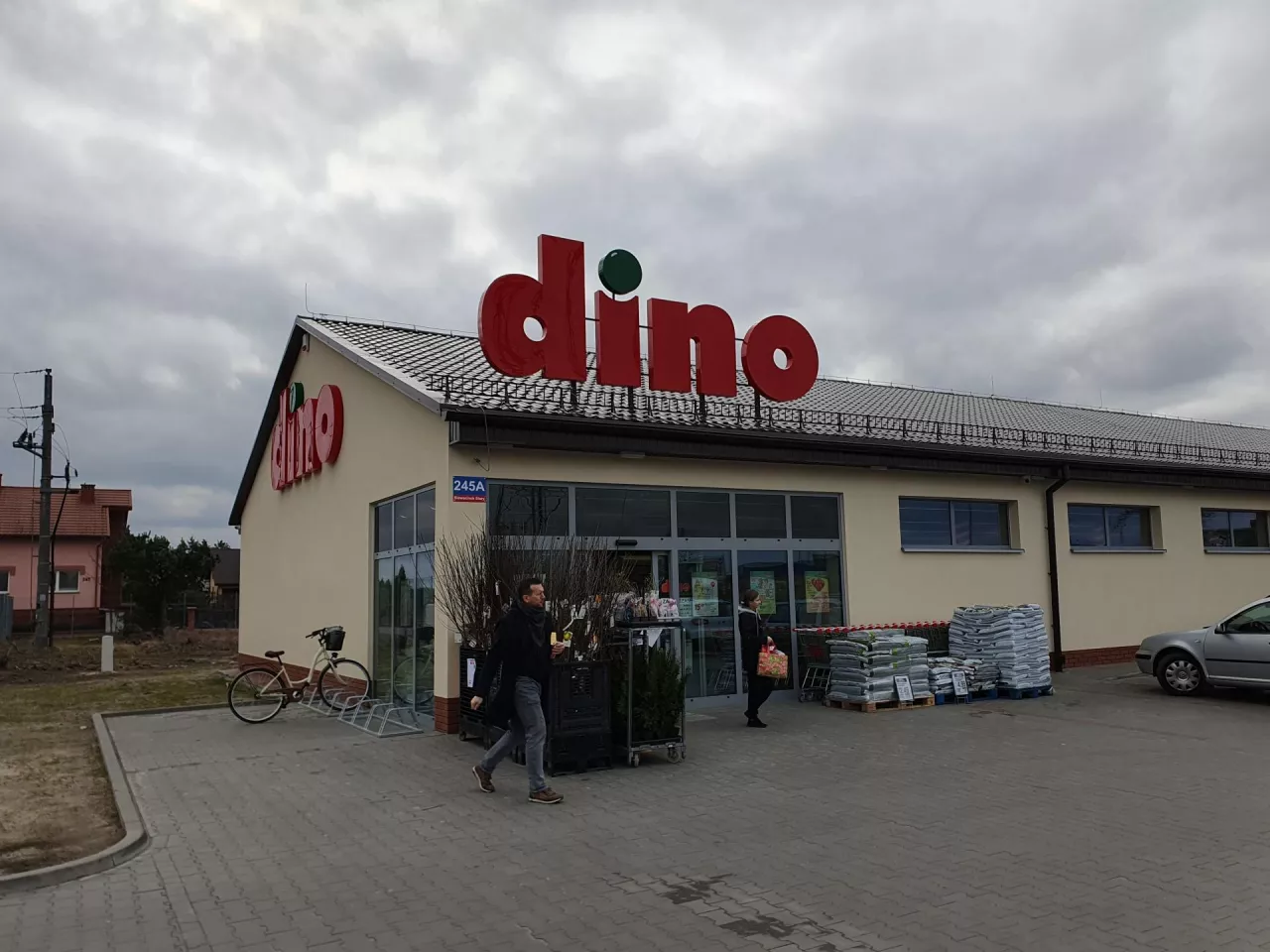 Na zdj. sklep sieci Dino w Starym Sławacinku (fot. wiadomoscihandlowe.pl/PJ)