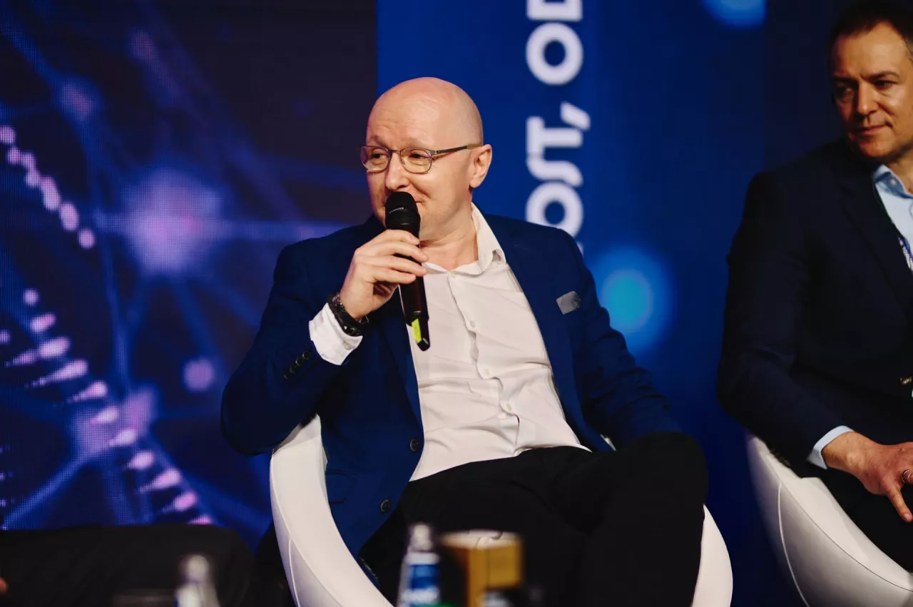 <p>Adam Manikowski podczas kongresu Retail Trends 2025</p>