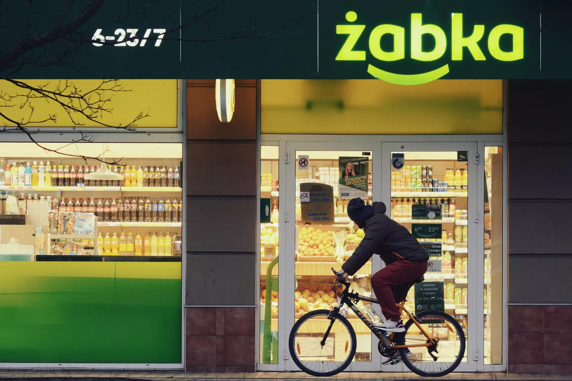 Czy Polacy lubią robić zakupy blisko i drogo? Konsumenci porzucają hipermarkety na rzecz Żabki i sklepów osiedlowych