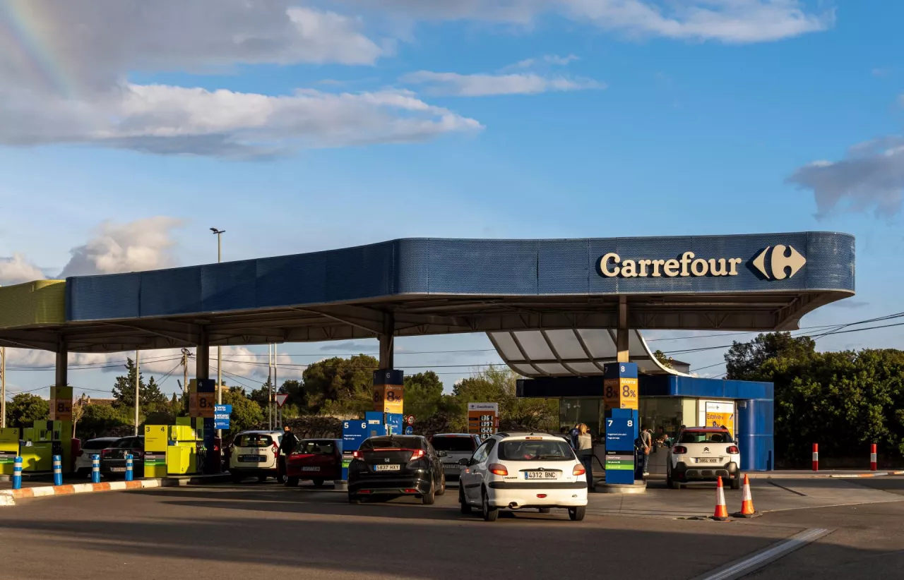 Jan Grabiec, szef Kancelarii Prezesa Rady Ministrów skomentował ceny paliw na stacji Carrefour Express (fot. Shutterstock)