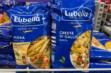 Na zdj. makaron Lubella na półce sklepu we Lwowie (fot. Kachor Valentyna/Shutterstock)