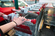 Auchan zaoferuje klientom wózki z nieznaną zawartością