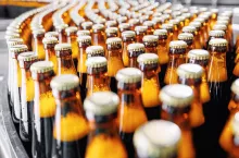 Linia produkcyjna piwa w browarze (fot. Shutterstock)