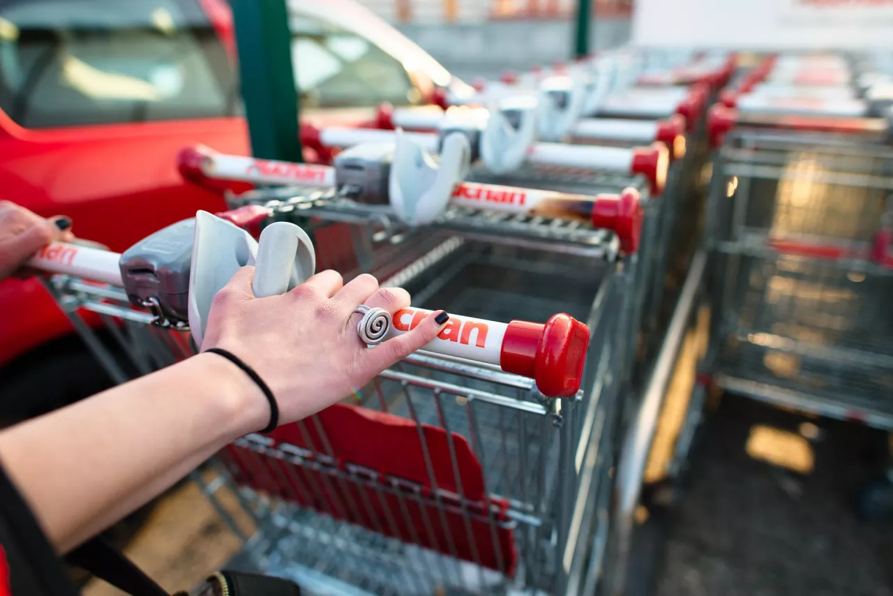 Auchan zaoferuje klientom wózki z nieznaną zawartością