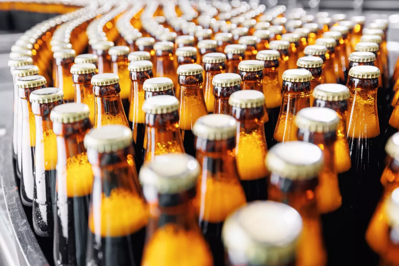 Linia produkcyjna piwa w browarze (fot. Shutterstock)