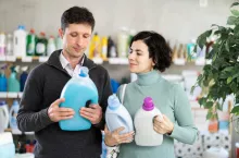Rośnie otwartość kupujących na nowe kategorie, ale jednocześnie coraz wyraźniej ujawnia się zainteresowanie klientów markami premium (fot. Shutterstock)