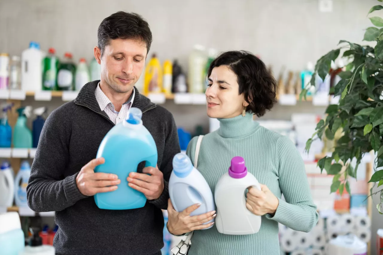 Rośnie otwartość kupujących na nowe kategorie, ale jednocześnie coraz wyraźniej ujawnia się zainteresowanie klientów markami premium (fot. Shutterstock)