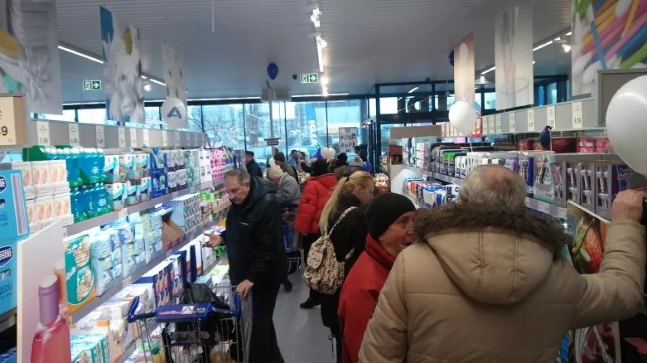 Tłumy klientów podczas otwarcia dyskontu sieci Aldi w Warszawie, fot. materiały własne