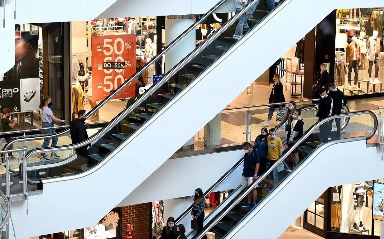 Odwiedzalność centrów handlowych maleje – według ostatnich dostępnych danych Proxi.cloud za 2024 rok ruch w centrach i galeriach handlowych spadł o blisko -3,5 proc. w porównaniu z rokiem 2023 (fot. MondayNews)