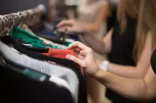 W jaki sposób Polacy kupują odzież? (fot. Shutterstock)
