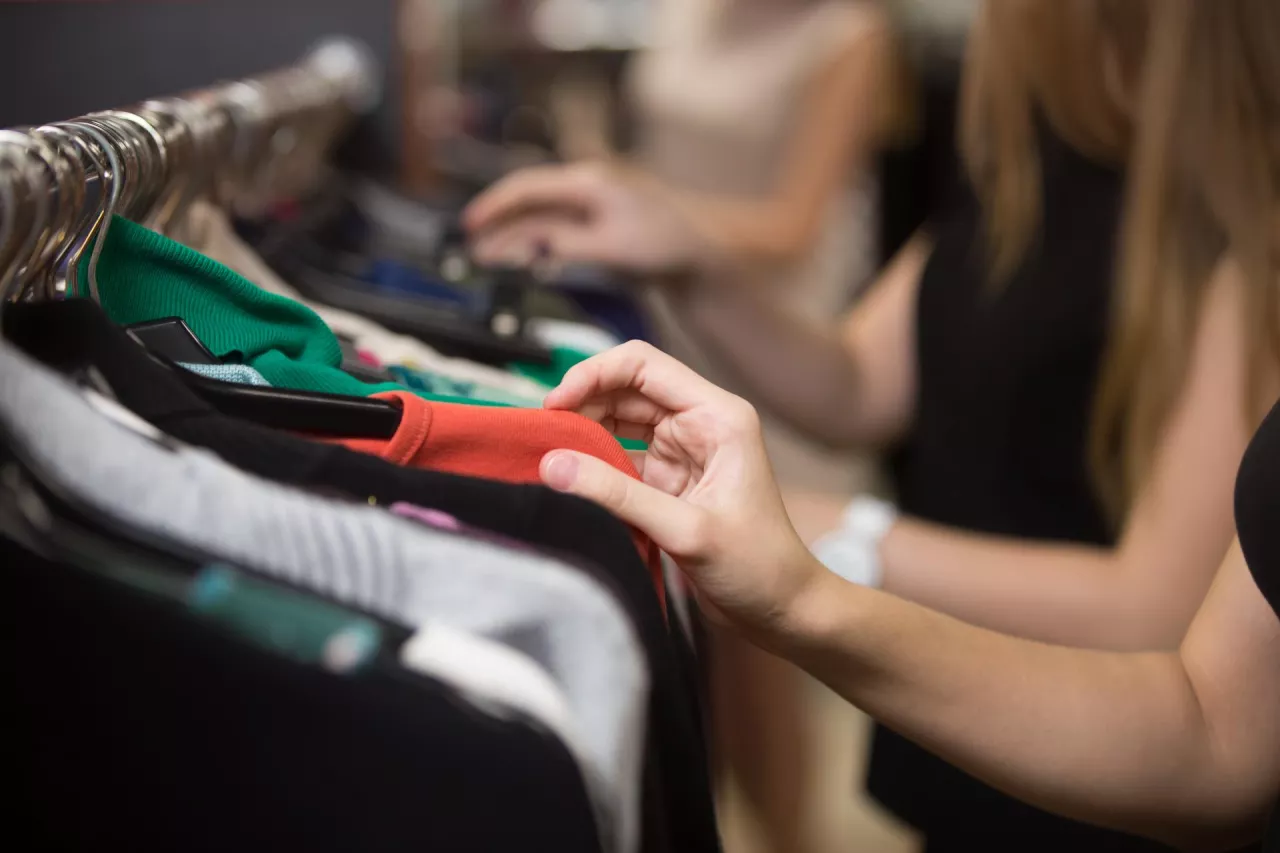 W jaki sposób Polacy kupują odzież? (fot. Shutterstock)