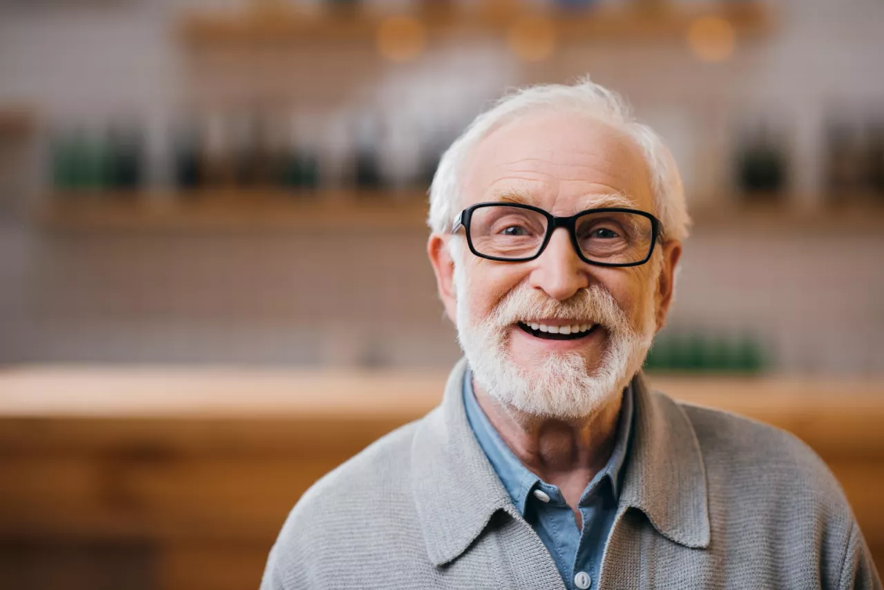 Seniorzy chcą dorabiać do emerytury (fot. Envato Elements)