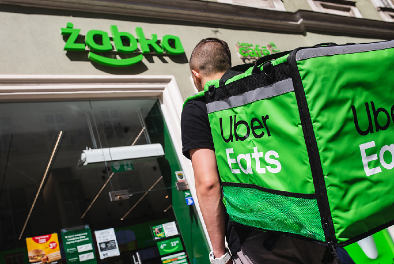 Żabka i UberEats dostarczą zakupy do polskich domów (Żabka Polska)