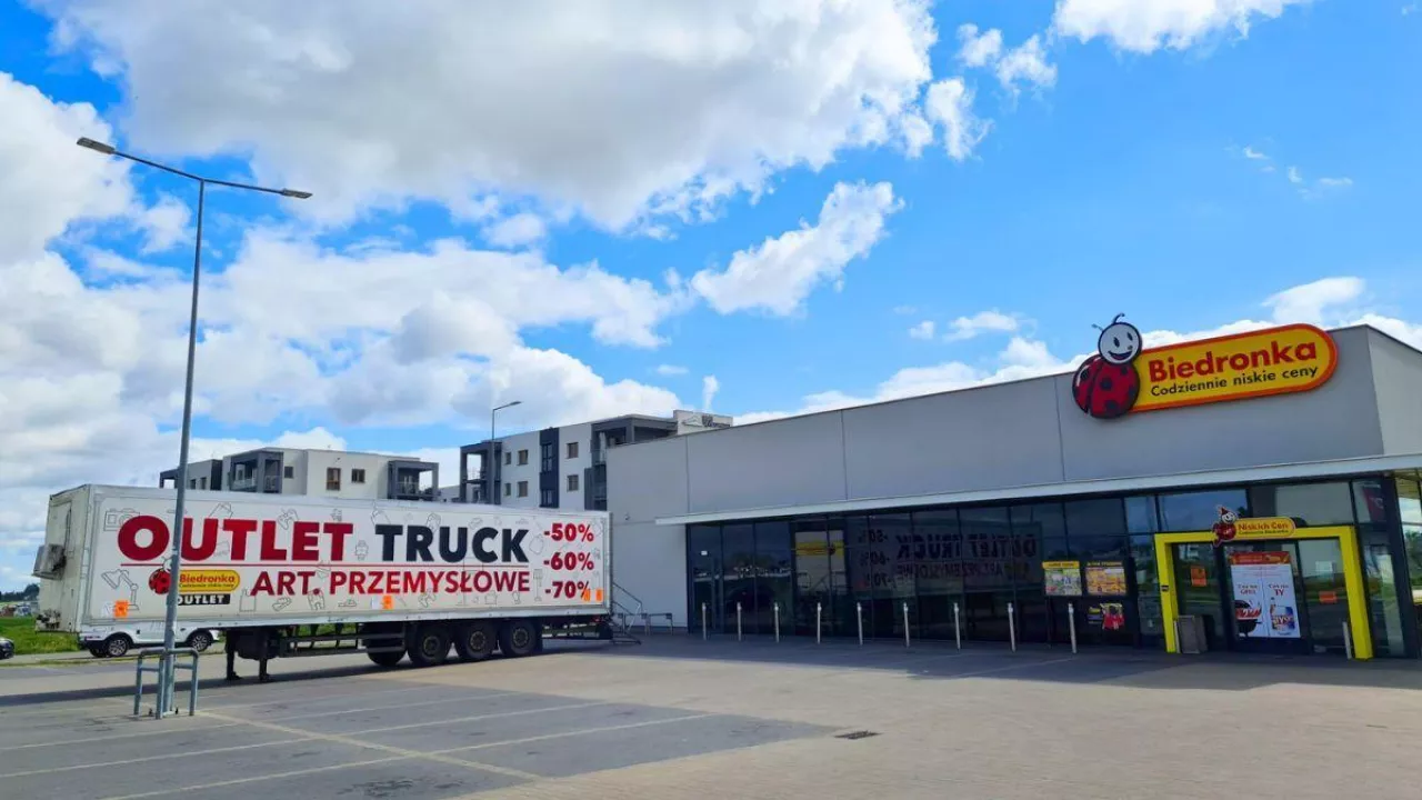 Wyprzedaże odzieży i produktów przemysłowych do 70 proc. Zobacz listę miast, gdzie będzie Outlet Truck Biedronki w maju 2025 (fot. Paweł Mikos)