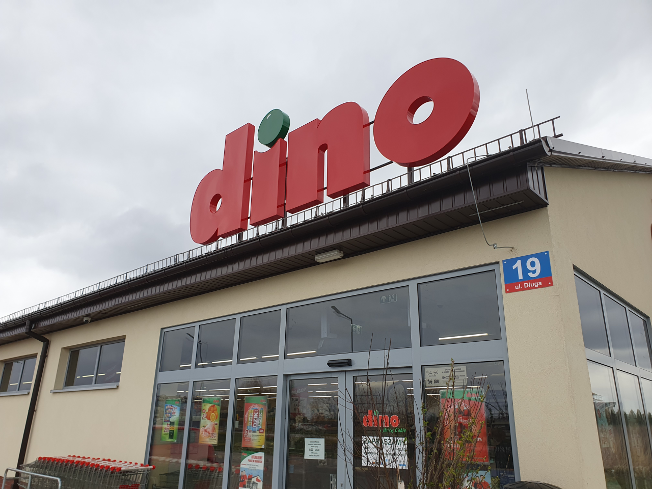 Na zdj. sklep Dino w Dawidach Bankowych k. Warszawy (fot. wiadomoscihandlowe.pl)