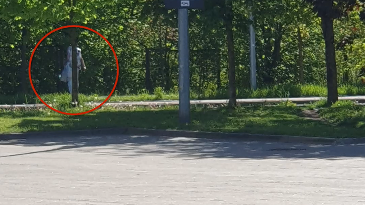 Klientka okradła Decathlon, a następnie... udawała drzewo (źródło: KPP w Piasecznie)