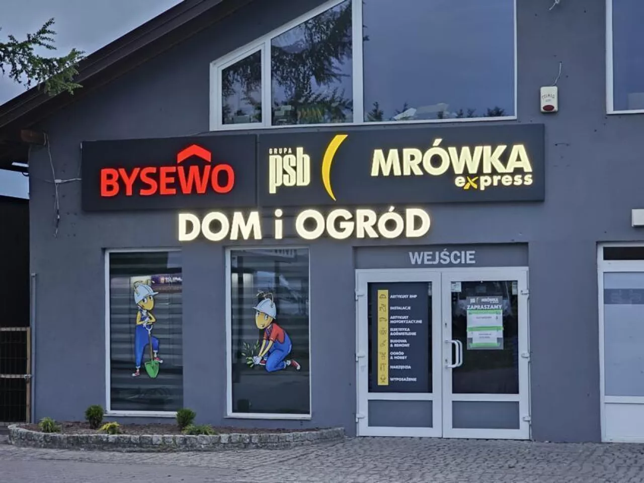 <p>Nowy sklep Mrówka Express w Człuchowie</p>