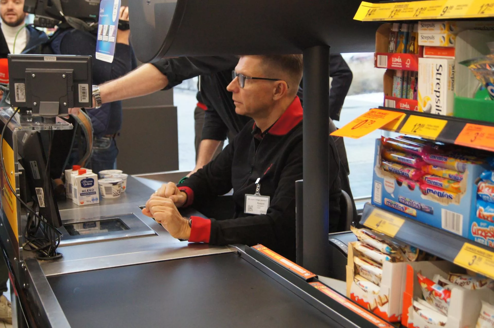 Pracownicy Biedronki wściekli na zmiany w premiach. Solidarność w akcji [NASZ NEWS]