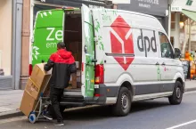 Odbiór przesyłek staje się coraz bardziej mobilny i elastyczny. Co stoi za wzrostem automatów paczkowych DPD? (fot. Shutterstock)