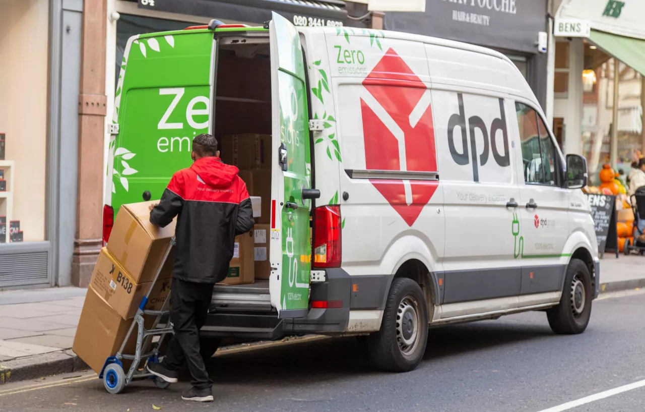 Odbiór przesyłek staje się coraz bardziej mobilny i elastyczny. Co stoi za wzrostem automatów paczkowych DPD? (fot. Shutterstock)