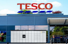 Paczkomat Inpost przed supermarketem sieci Tesco