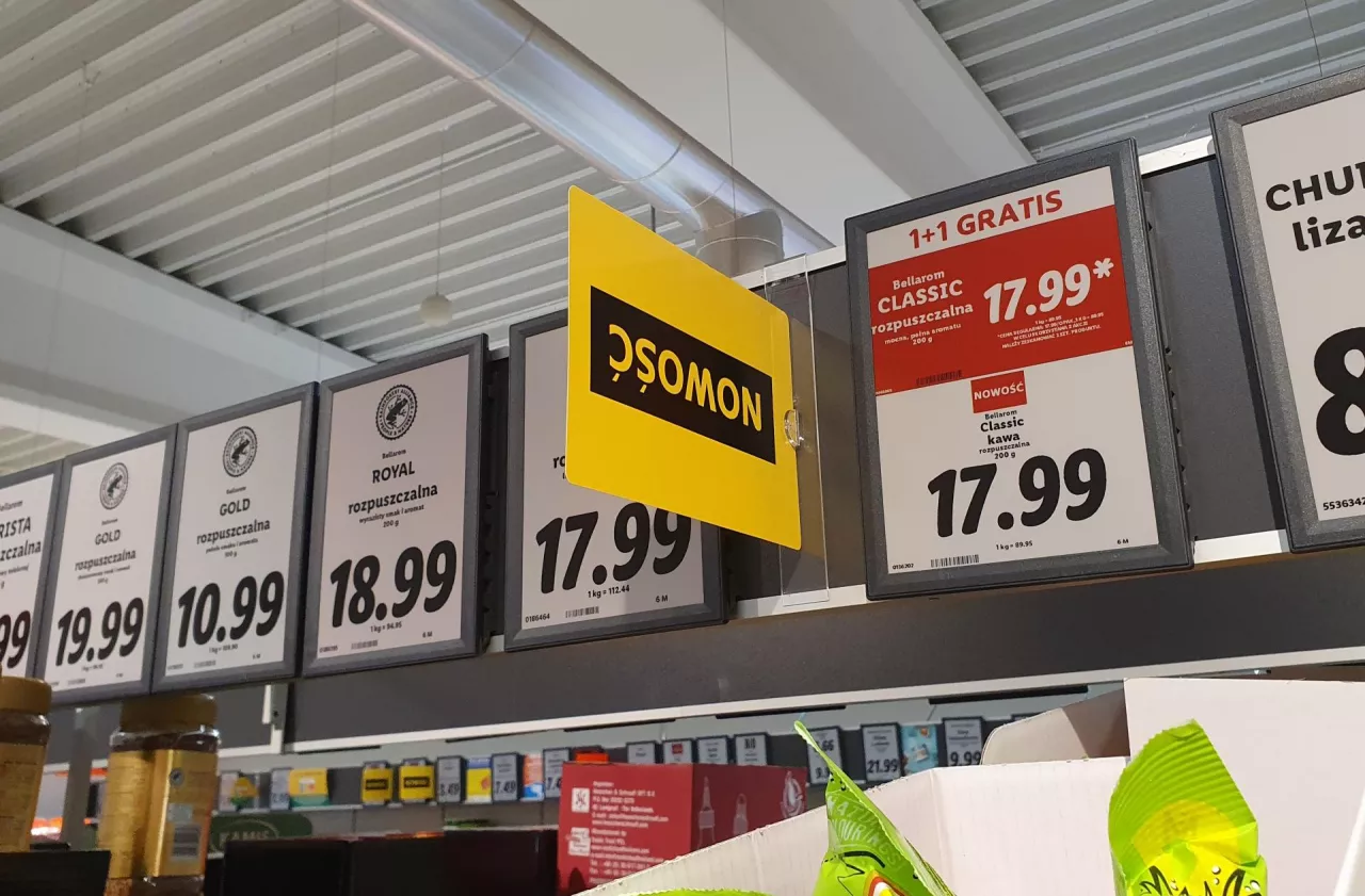 Na zdj. elektroniczne etykiety cenowe w dyskoncie sieci Lidl (fot. wiadomoscihandlowe.pl)